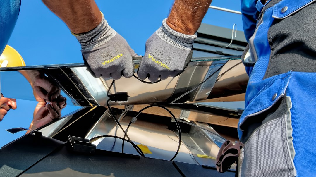 Montaj de panouri fotovoltaice pe structură metalică